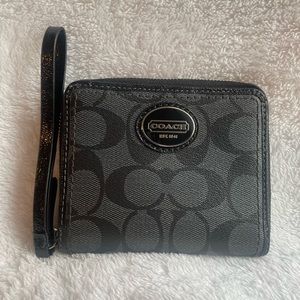 Brand new coach signature wallet! Monochromatic black (black/grey/black)